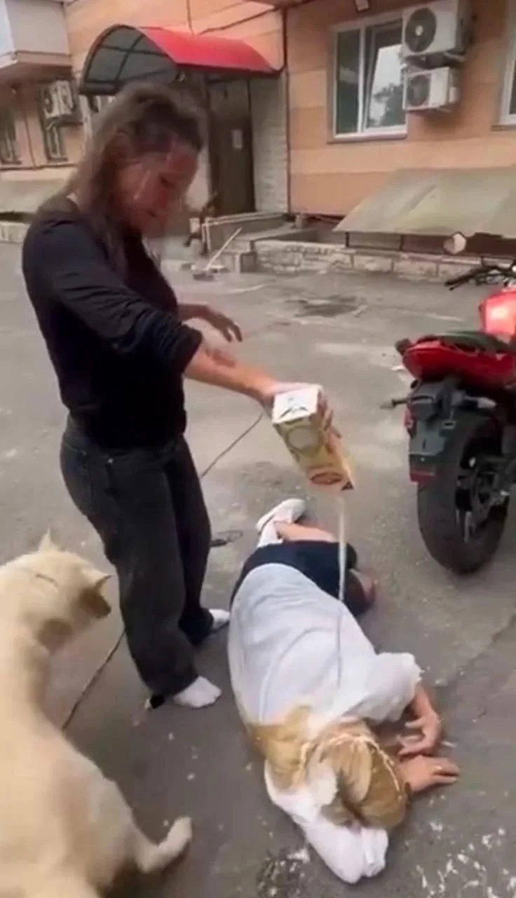В Воронеже многодетную мать избили и облили кефиром из-за парковочного места