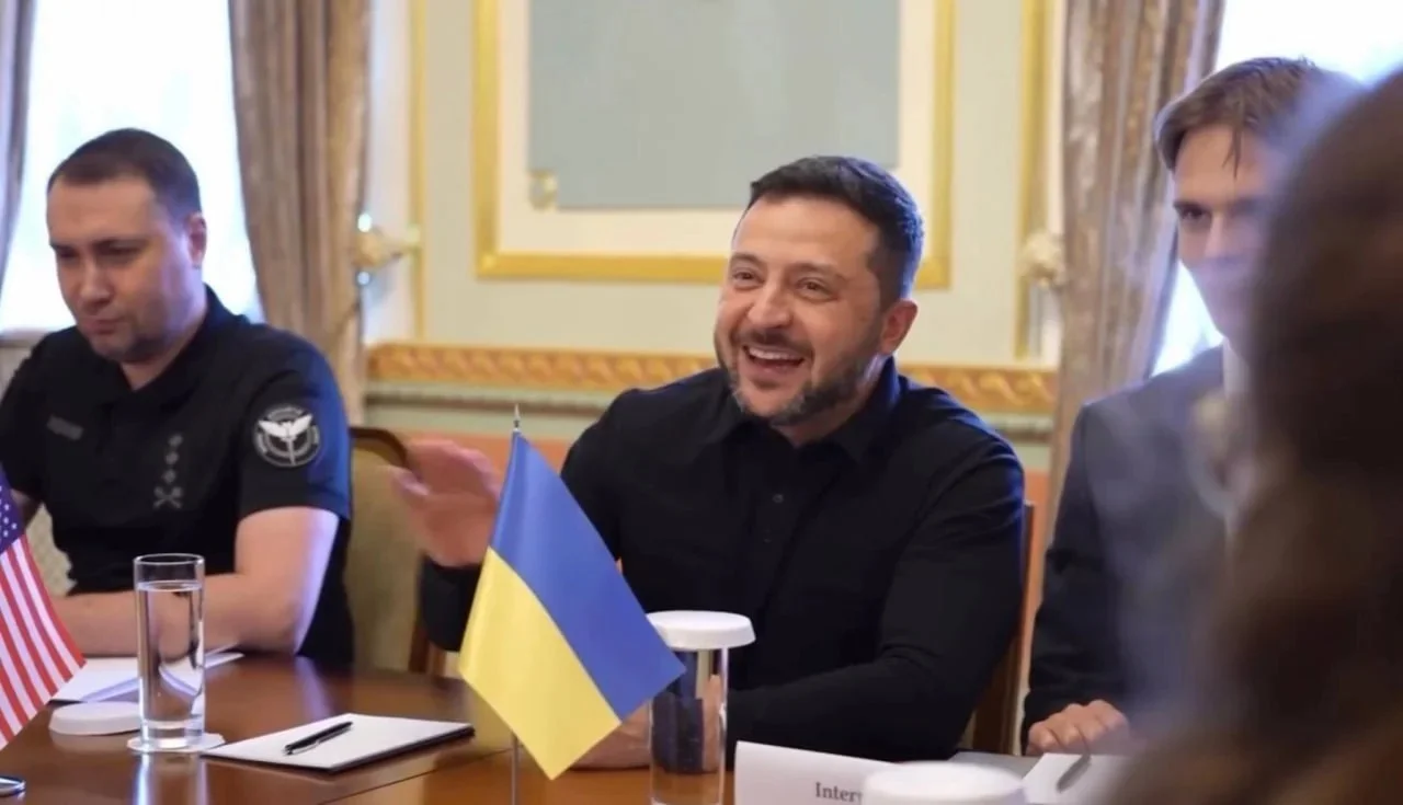 Кадры отправки на фронт: мужчину в наручниках провожают словами «спаси и сохрани»