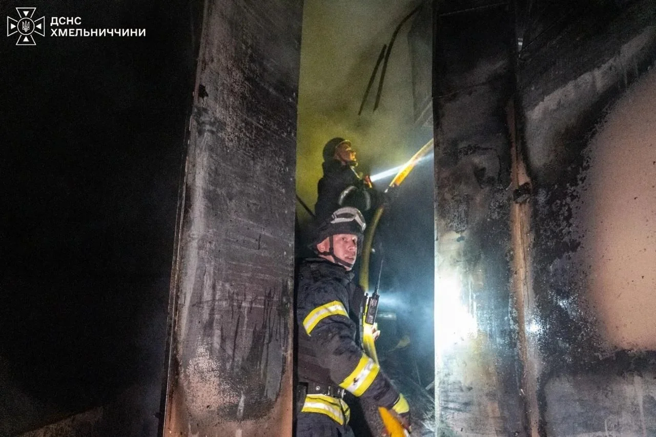Пожар на рынке в Хмельницком после атаки дрона: пострадали спасатели