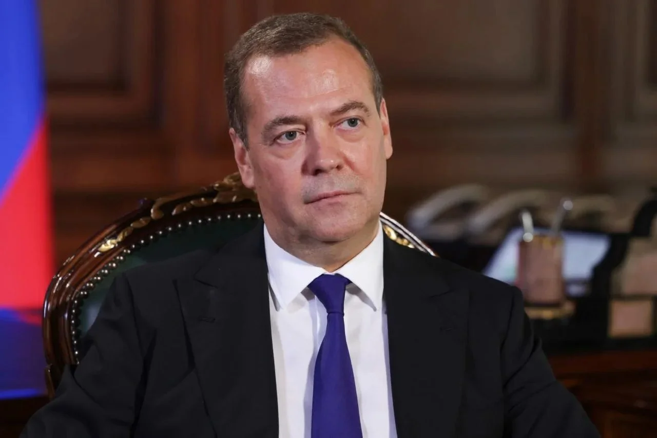 Медведев назвал польского министра иностранных дел «скверно образованным британским подданным»