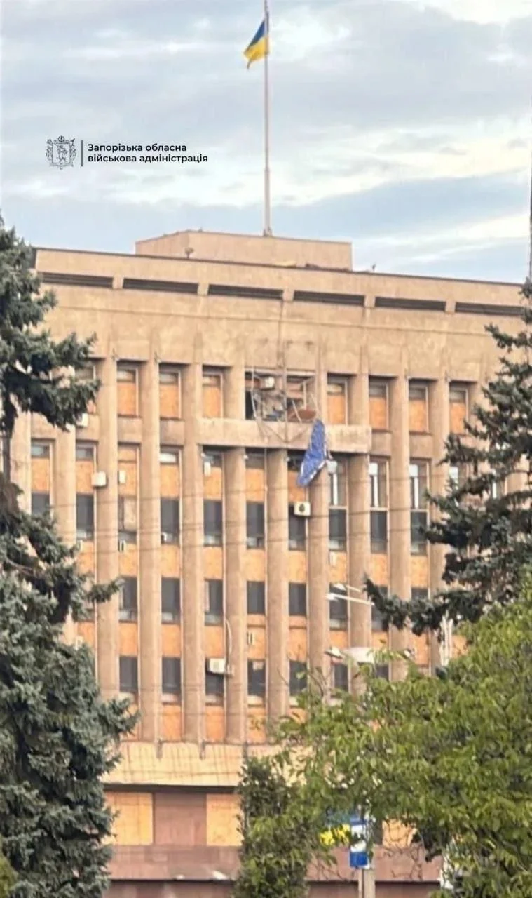 При ударе дрона-камикадзе в Запорожье уничтожен украинский герб