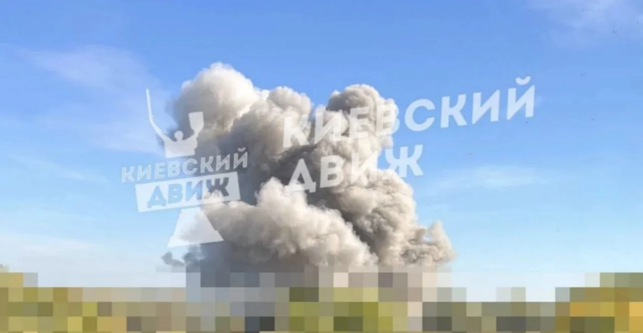 В Киеве после ракетного удара поднялся высокий столб дыма