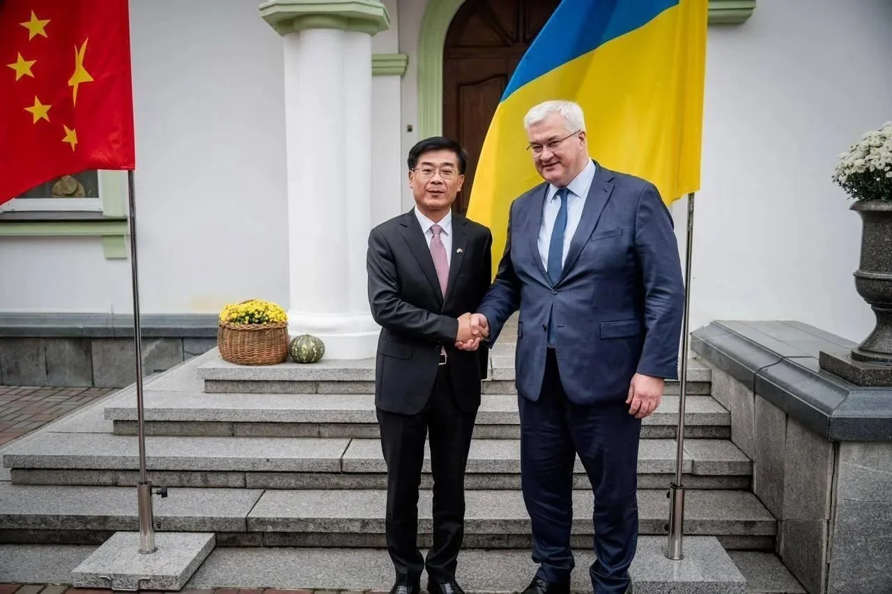Украинский МИД вывесил китайский флаг вверх ногами: дипломатический скандал