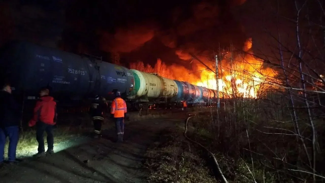 В Свердловской области после схода грузового поезда загорелись семь цистерн