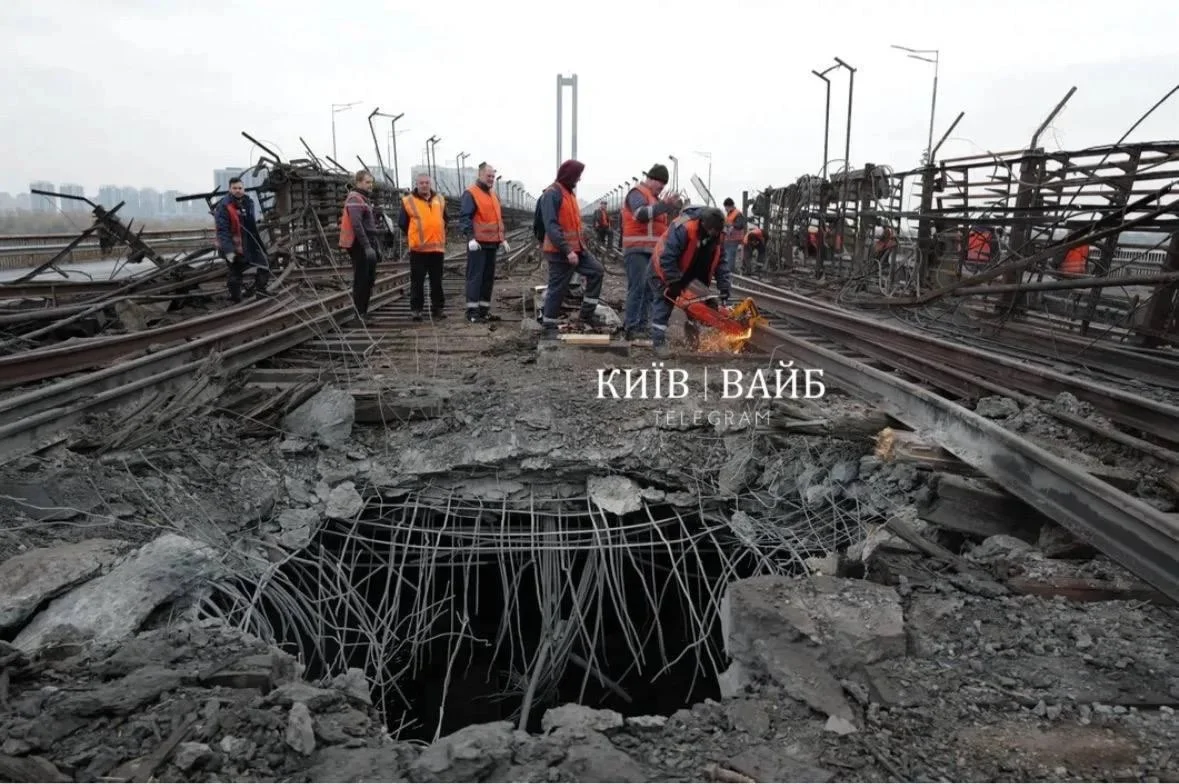 Огромная воронка на Южном мосту в Киеве после ночных ударов